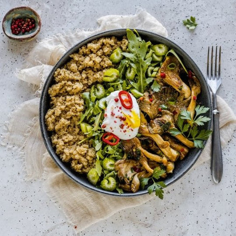 Amarantbowl met oesterzwammen en gepocheerd ei