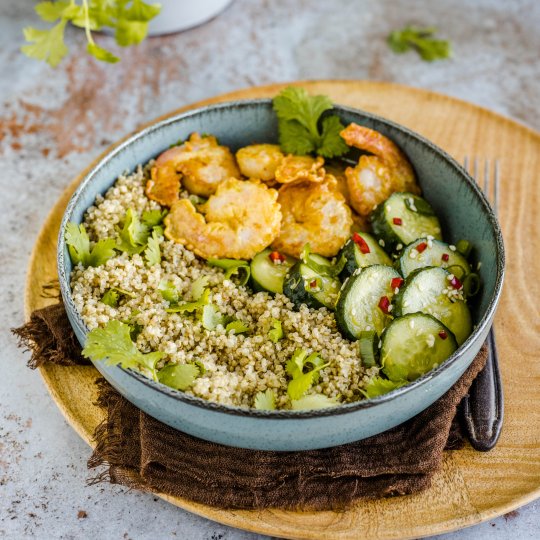 Quinoa bowl met citrusgarnalen en komkommersalade