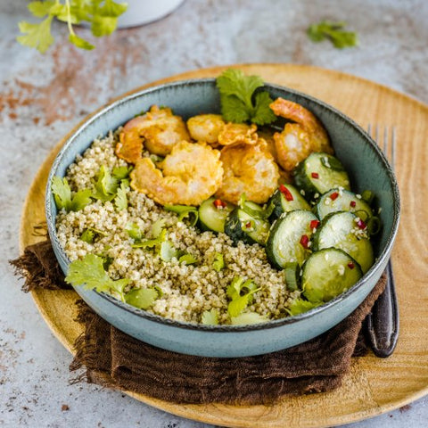 Quinoa bowl met citrusgarnalen en komkommersalade