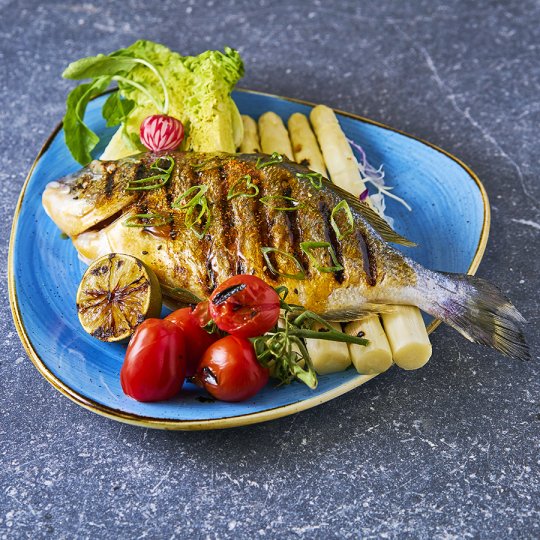Gegrilde dorade met groenten en sojaglace