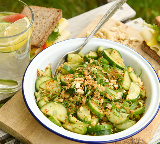 Komkommersalade met noten, chili & sojasaus