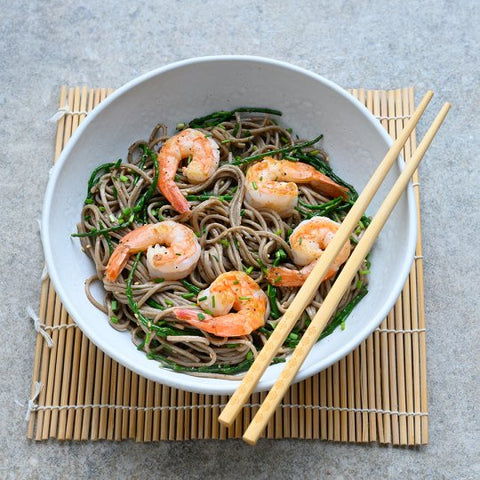 Sobanoedels met garnalen, zeekraal en ponzu-dressing