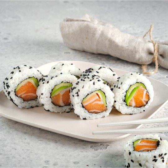 Uramaki met zalm en avocado