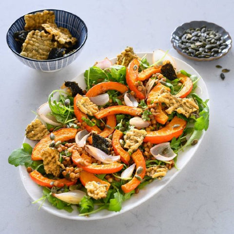 Pompoensalade met linzen en noritencroutons