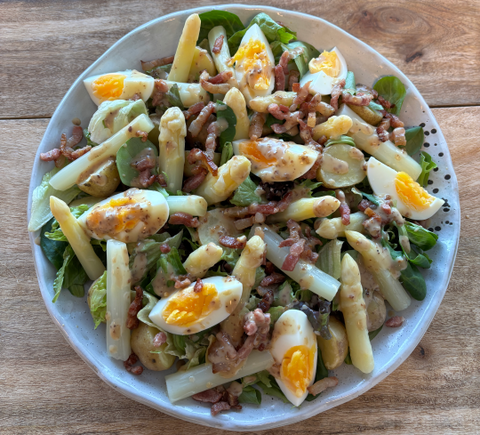 Aspergesalade met ei en Kewpie Roasted Sesame Dressing