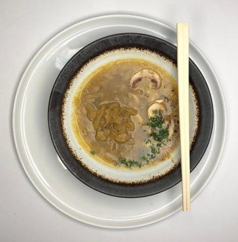 Uiensoep met champignons en miso